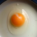 Разбитое куриное яйцо фото
