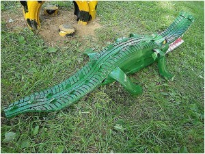Крокодил из покрышек фото