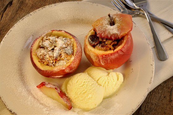 Фото: Фаршированные яблоки со сливочной начинкой