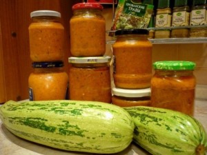 Кабачковая икра с баклажанами и другими овощами.