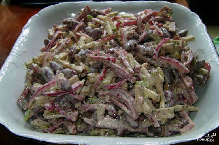 Пошаговый рецепт салата с копчёной колбасой на Новый год 2018.