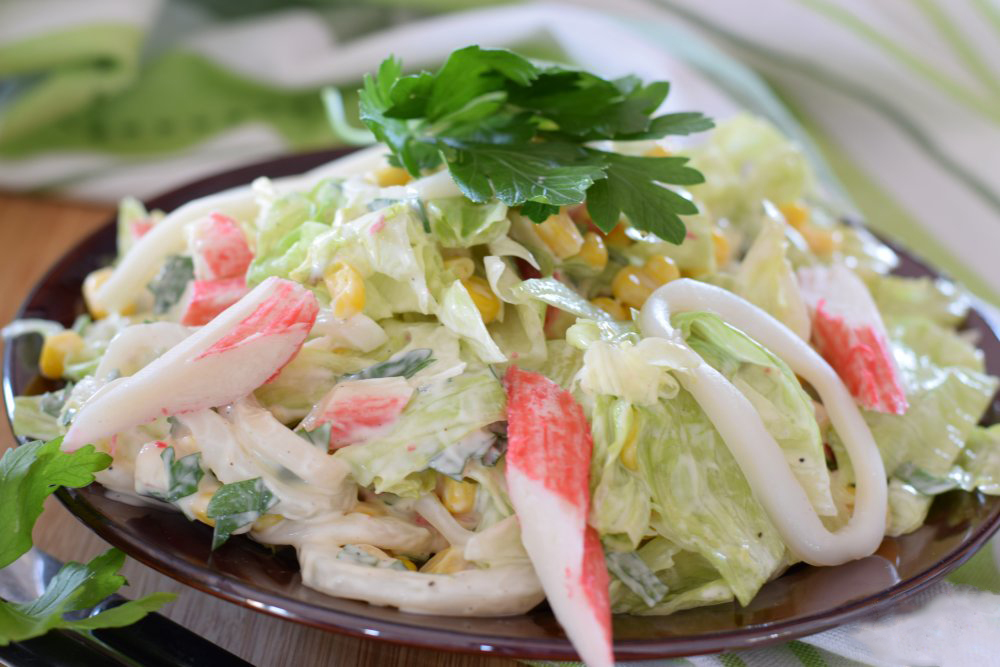 Крабовый салат с кальмарами