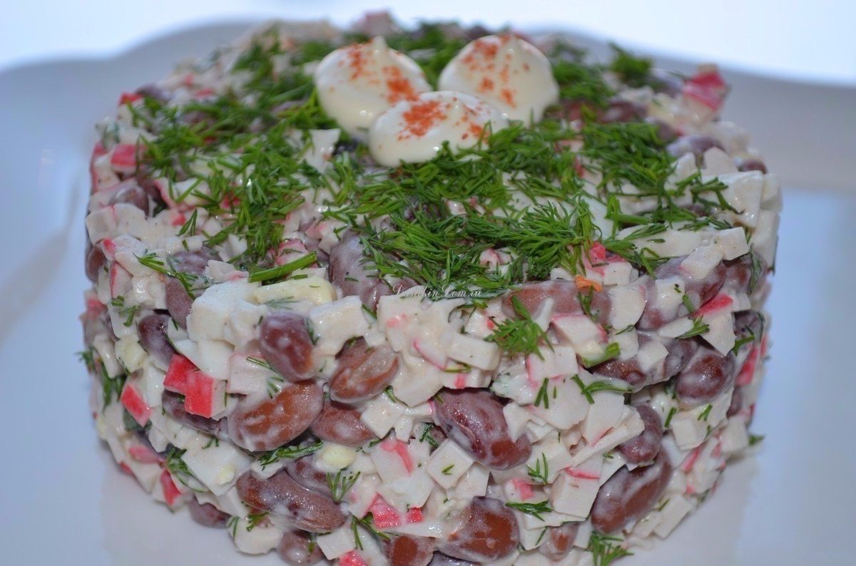 Салат с фасолью и крабовыми палочками