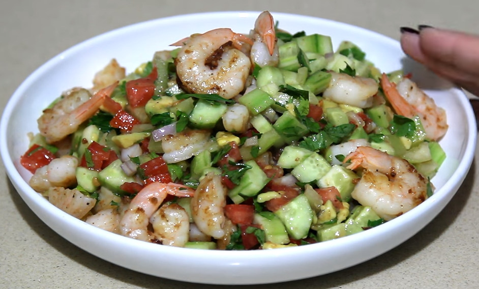 Простой и вкусный салат с креветками и авокадо (без майонеза)