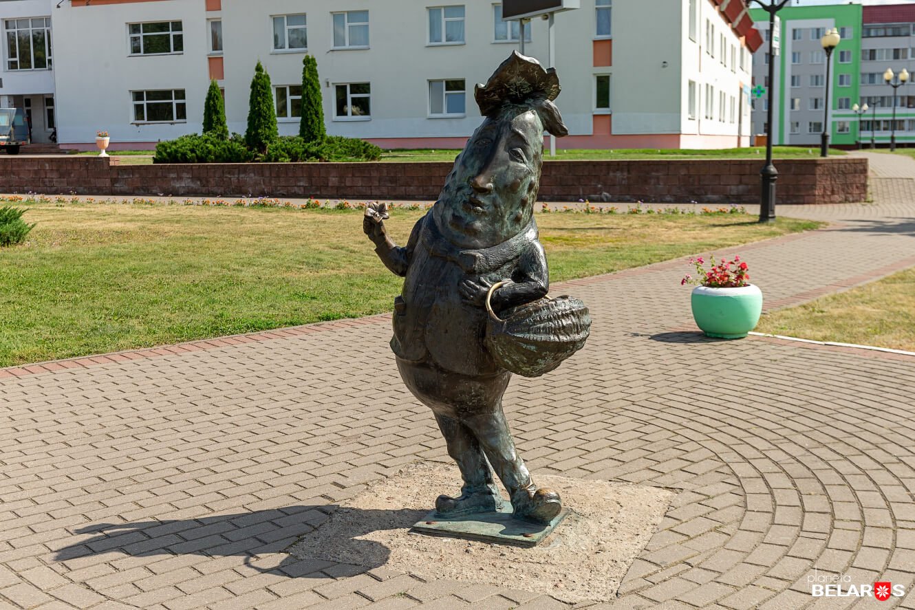 Памятник «зеленому кормильцу»