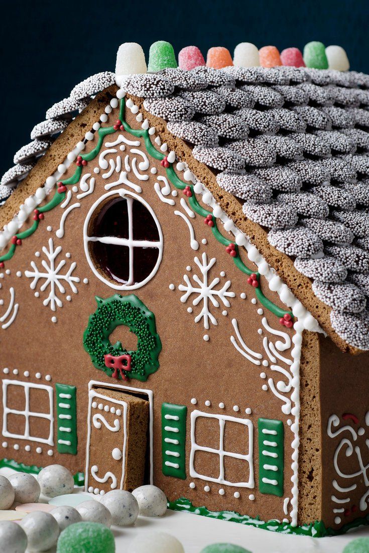 Рецепт пряничного домика. Пряничный домик Gingerbread House. Пряничные домики новый год 2022. Имбирный Пряничный домик 2021. Новогодний Пряничный домик украшения.