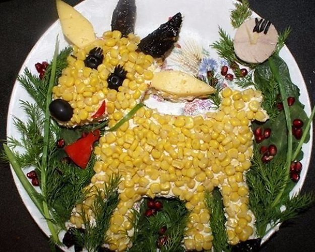 Украшение салата в виде символа 2027 года - Козы