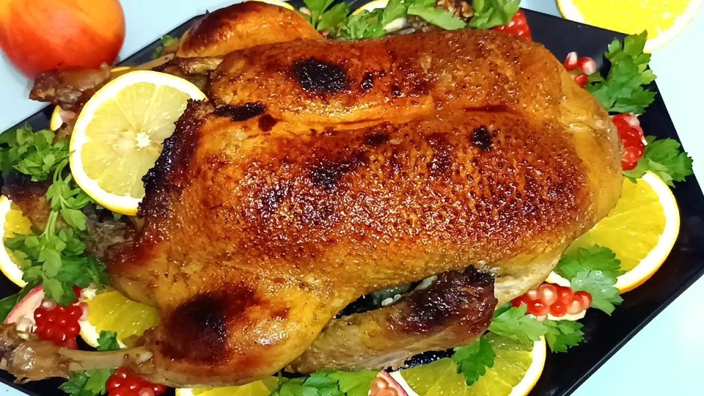 Утка в горчично-медовом маринаде с чесноком, запечённая с яблоками